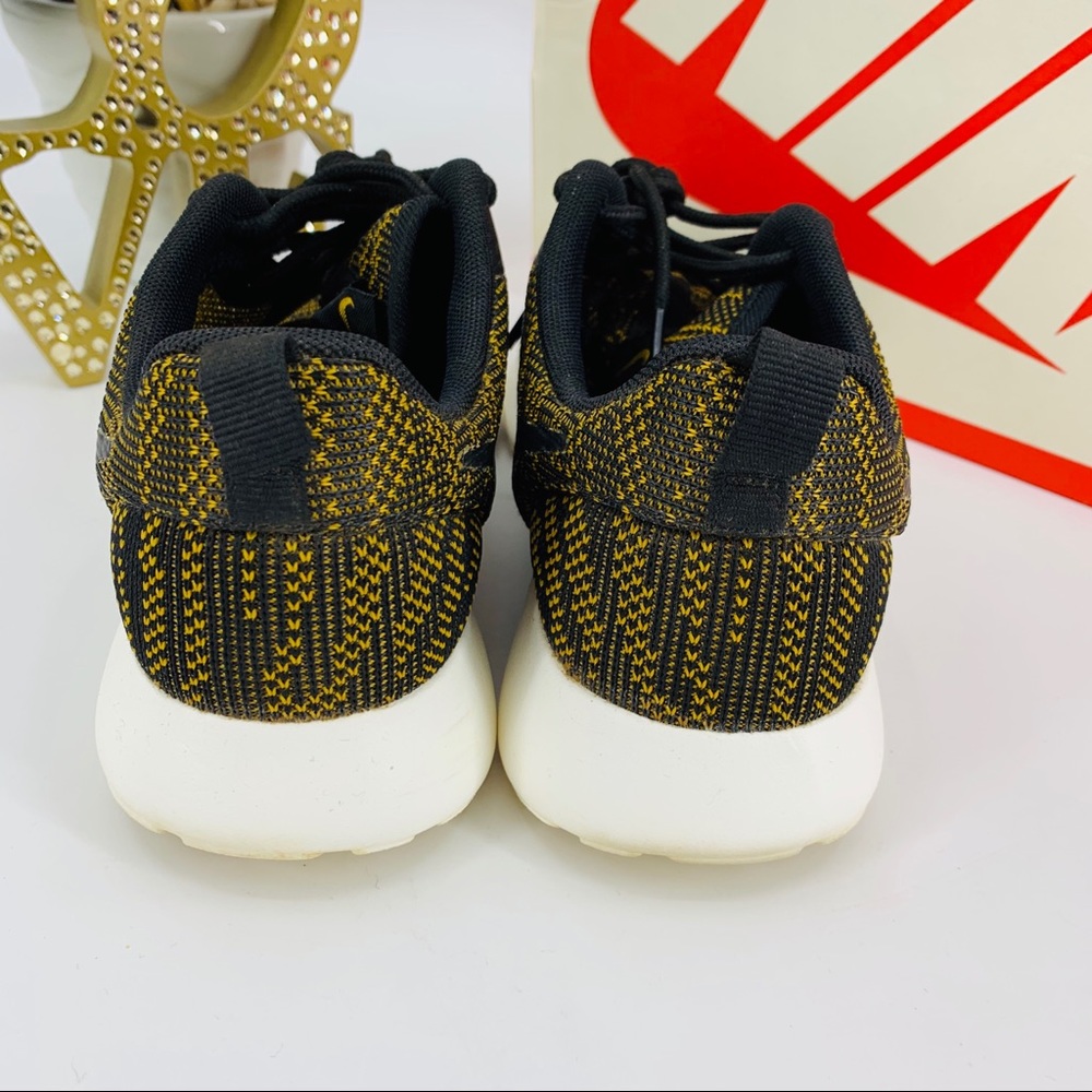 NIKE ROSHERUN SNEAKERS w/ BOX - Picture 3 of 8